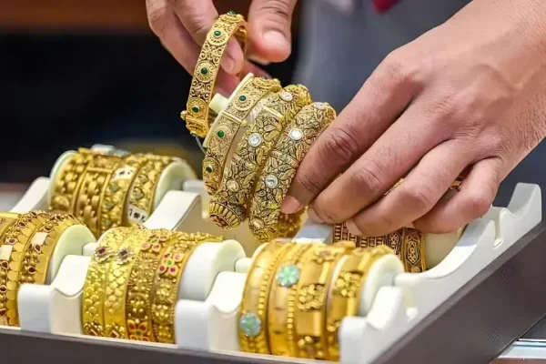 Gold Falls Below $4,000 as Historic Rally Loses Momentum