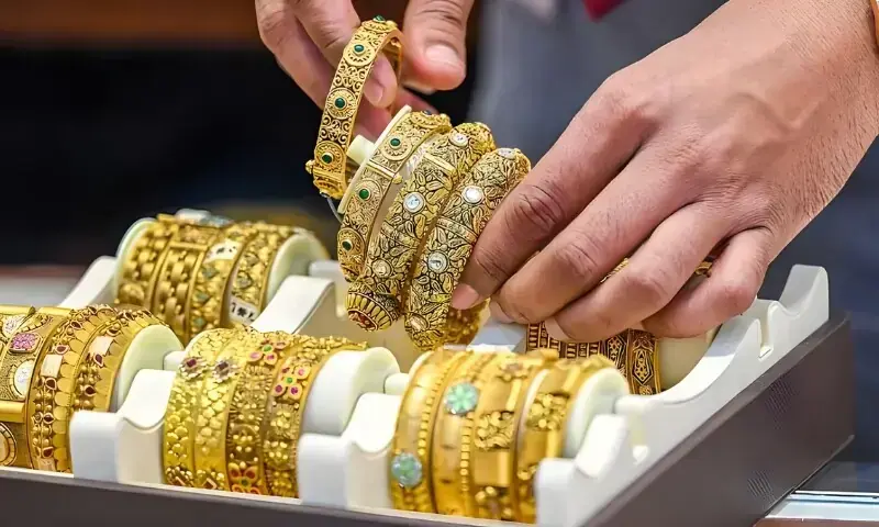 Gold Falls Below $4,000 as Historic Rally Loses Momentum